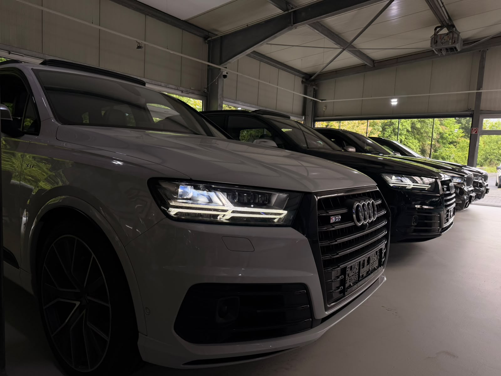 Autohaus Freudenberg Fahrzeugreihe im Showroom