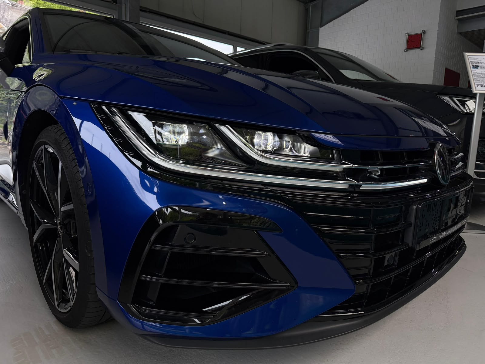 Blauer Volkswagen im Autohaus Freudenberg Showroom